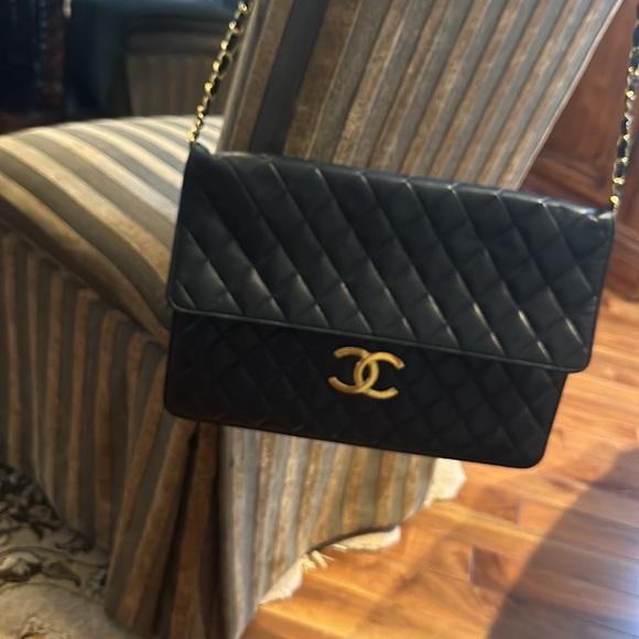 CHANEL vintage black XXL classic flap clutch bag with shoulder strap. - Picture 4 of 15